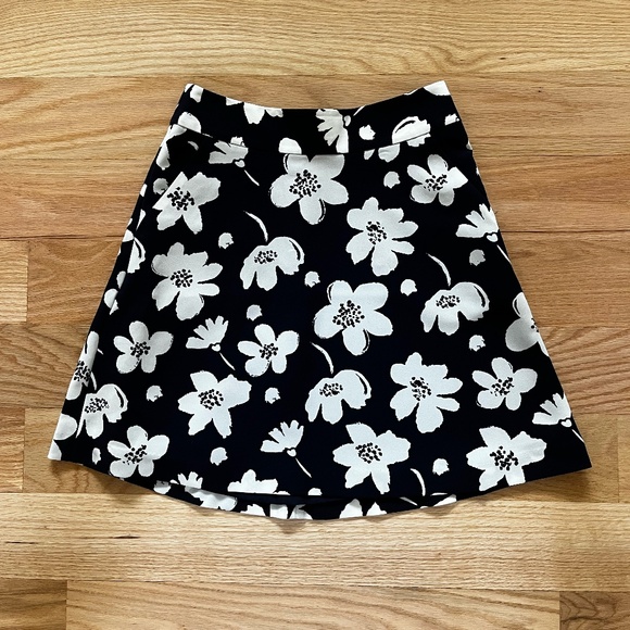 Ann Taylor Women's Navy Floral A Line Mini Skirt with Pockets! Size 00 Petite - Picture 2 of 5